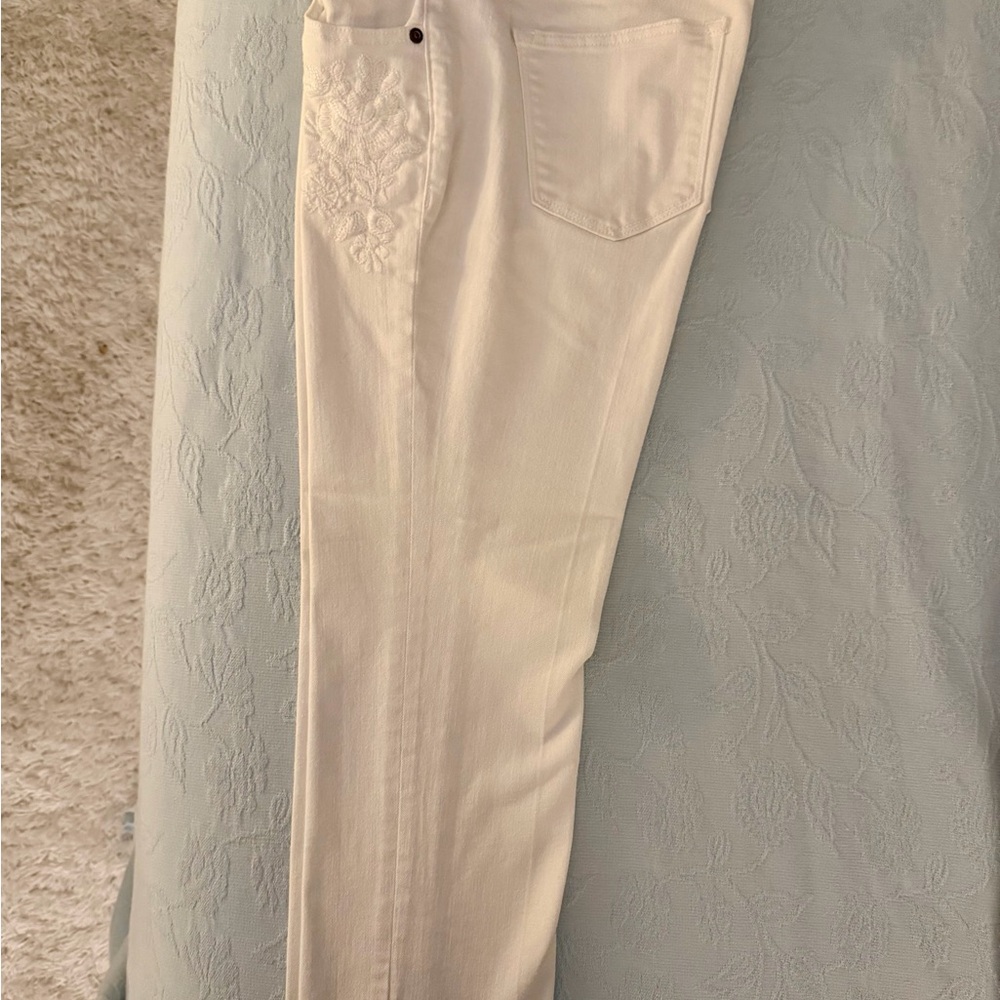 Sonoma Elegant White Embroidered Women's Capris